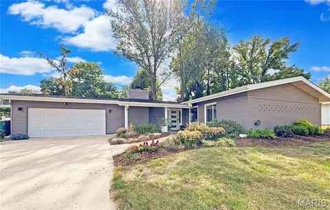 1562 Eastham Dr, Saint Louis, MO 63146
