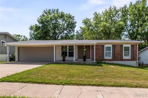 12111 La Padera Ln, Florissant, MO 63033