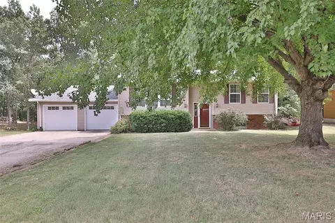 207 Lakewood Dr, Hillsboro, IL 62049