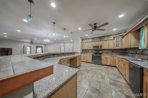 Kitchen - 283 Broken Post Dr, Richland, MO 65556 photo 4 of 7