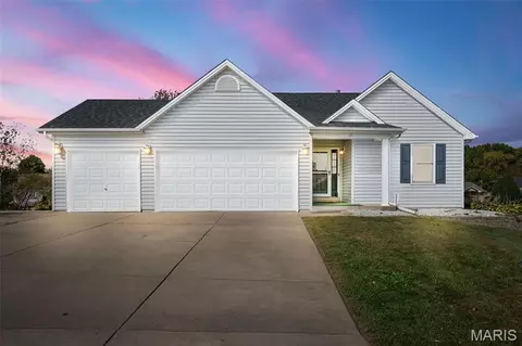 65 Eagles Bluff Dr, Winfield, MO 63389