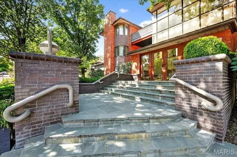 155 N Hanley Rd #305, Saint Louis, MO 63105
