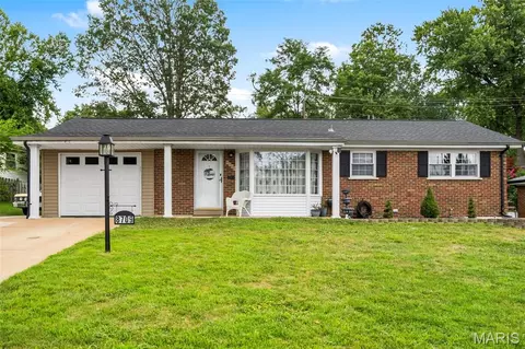 8709 Holbrook Dr, Affton, MO 63123