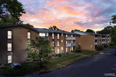 444 N Clay Ave #3F, Kirkwood, MO 63122