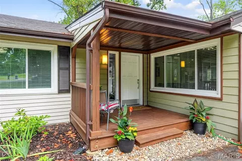 220 Newton Pl, Ballwin, MO 63021