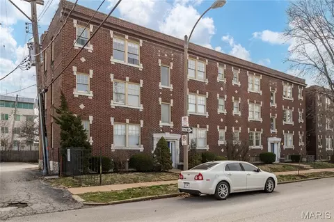 1014 Oakview Pl, Saint Louis, MO 63110