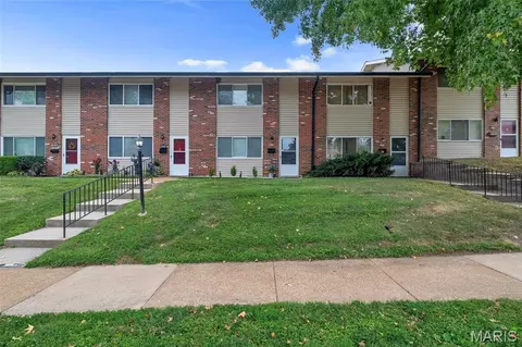 9070 Villaridge Ct, Saint Louis, MO 63123