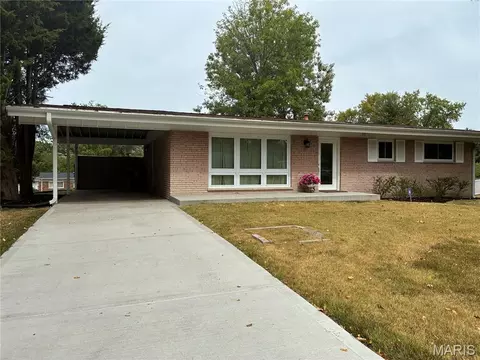 9455 Crockett Dr, Olivette, MO 63132