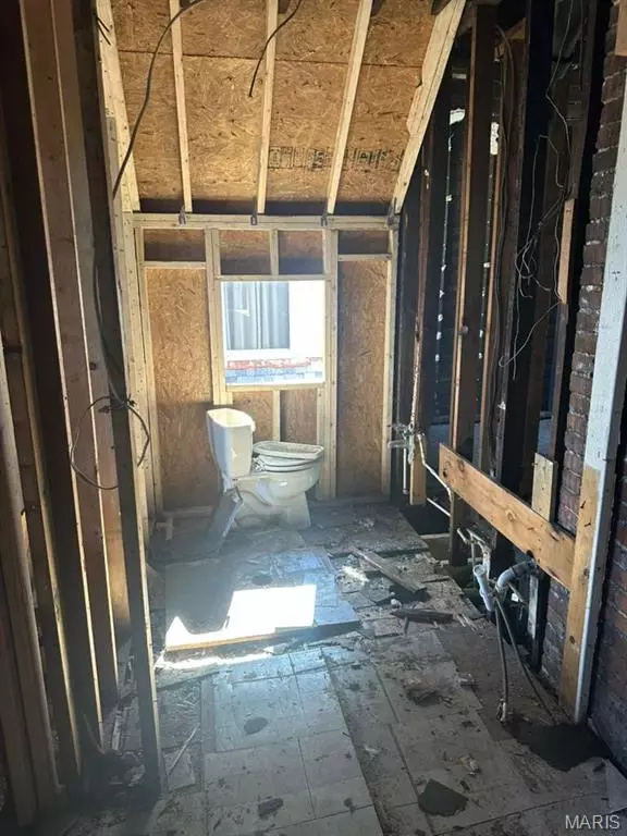 Bath - 6512 Etzel Ave, University City, MO 63130 photo 2 of 2