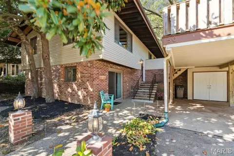 50 Willow Brook Dr, Saint Louis, MO 63146