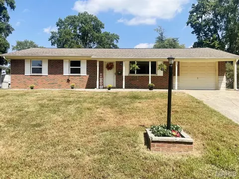 113 Churchill Dr, Belleville, IL 62223