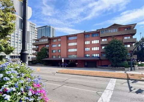 250 S Brentwood Blvd #1D, Clayton, MO 63105