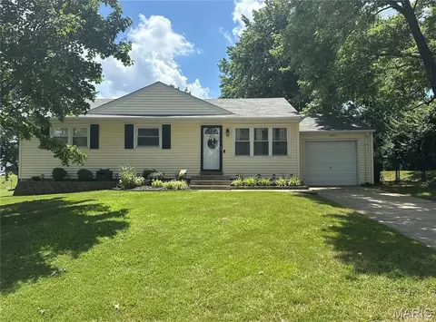 10900 Three Court Dr, Saint Louis, MO 63123