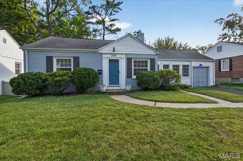 830 Victoria Pl, Glendale, MO 63122