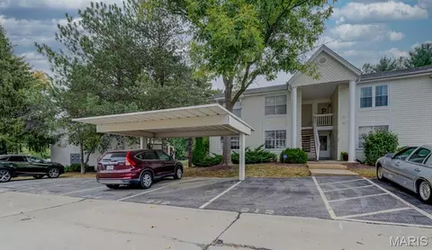 210 Sugar Lake Dr #6, Saint Peters, MO 63376