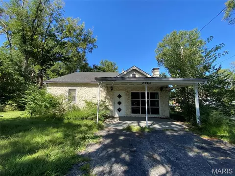 2243 Wengler Ave, Overland, MO 63114