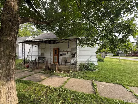 623 W 2nd St, Saint Elmo, IL 62458