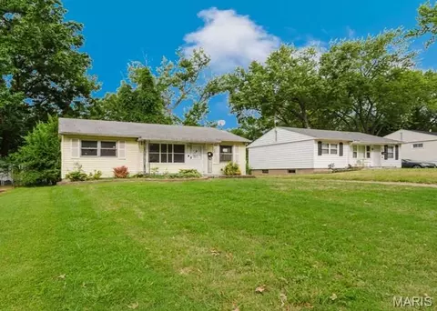 9747 Millburn Dr, Saint Louis, MO 63136