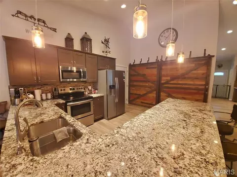 Kitchen - 28148 Commanche Trl, Canton, MO 63435 photo 2 of 8