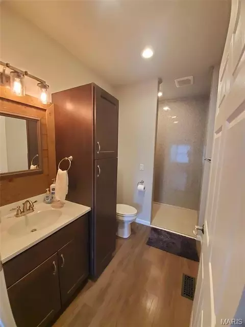 Bath - 28148 Commanche Trl, Canton, MO 63435 photo 1 of 6