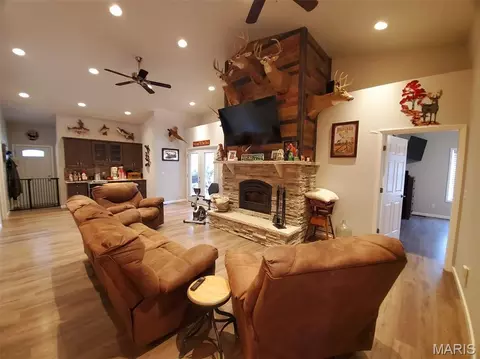 Living - 28148 Commanche Trl, Canton, MO 63435 photo 2 of 3