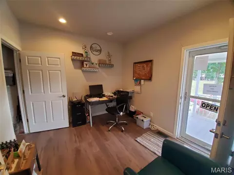 Entry Way - 28148 Commanche Trl, Canton, MO 63435 photo 1 of 2