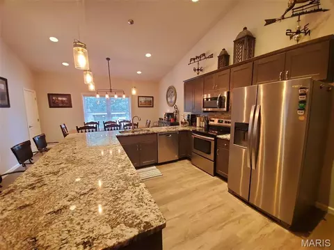 Kitchen - 28148 Commanche Trl, Canton, MO 63435 photo 5 of 8