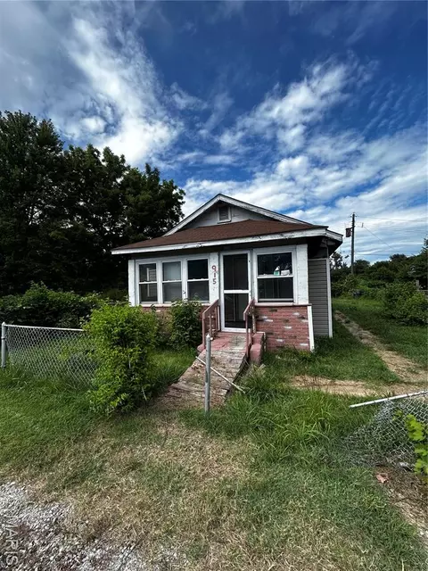 915 Sycamore St, East St Louis, IL 62201
