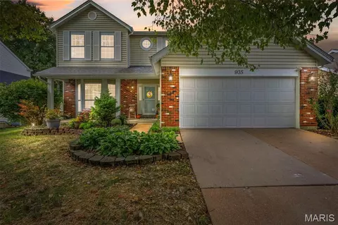 935 Cleta Dr, Ballwin, MO 63021