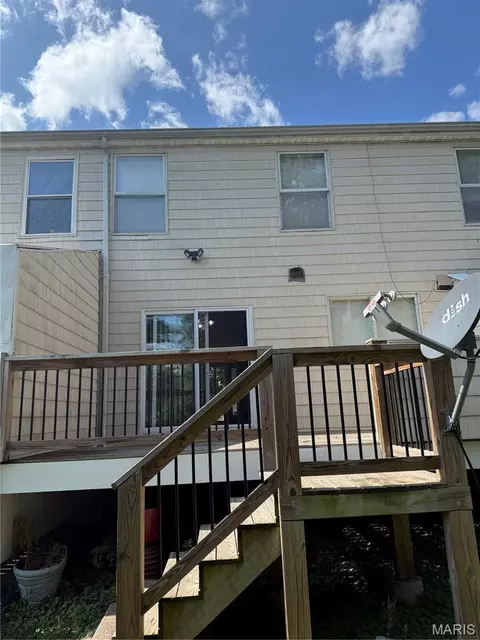 305 Sturbridge Village Dr, Hazelwood, MO 63042