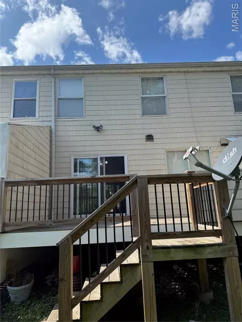 305 Sturbridge Village Dr, Hazelwood, MO 63042