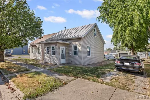 335 W 4th St, Waterloo, IL 62298