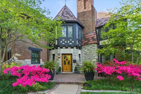 7501 Cromwell Dr, Saint Louis, MO 63105
