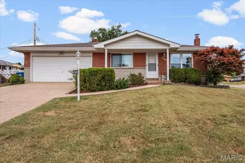 9920 Casa Rosa Dr, Affton, MO 63123
