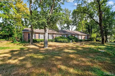 1140 Hillside Dr, Saint Louis, MO 63117