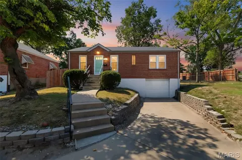 660 Rochester Dr, Saint Louis, MO 63125
