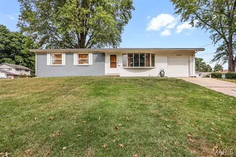 1301 Springfield Dr, Belleville, IL 62221