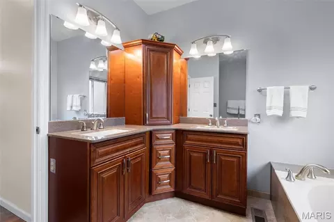 Bath - 2385 Clarjon Dr, Ballwin, MO 63021 photo 4 of 7
