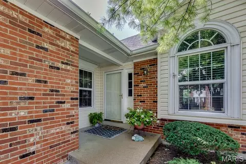 7366 Westover Colonial Ln, Shrewsbury, MO 63119