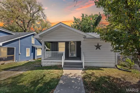 725 Park Dr, Alton, IL 62002