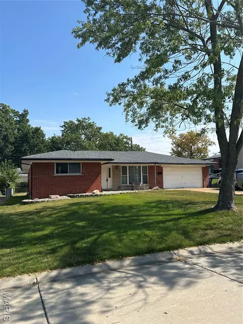 807 Walden Dr, Saint Louis, MO 63125