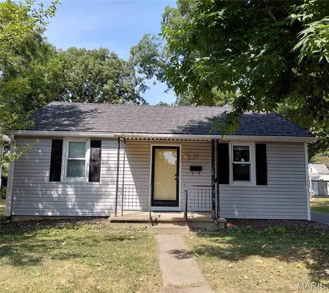 25 W Oak St, Mascoutah, IL 62258
