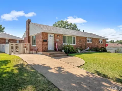 8120 Parkridge Dr, Saint Louis, MO 63123