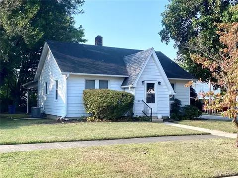 901 E Cypress St, Charleston, MO 63834