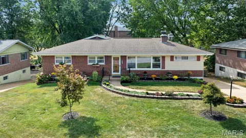 8867 Red Oak Dr, Crestwood, MO 63126