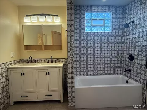 Bath - 312 Pecan Dr, Holcomb, MO 63852 photo 2 of 4