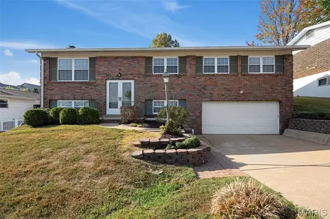 10610 Brookmere Dr, Saint Louis, MO 63123