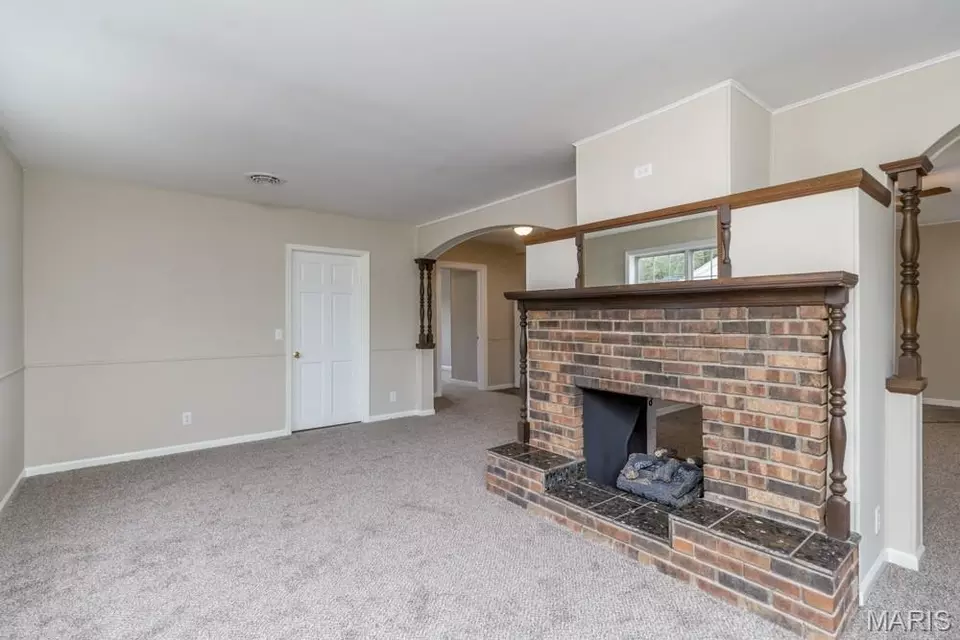 Living - 1122 Beverly Dr, Lebanon, MO 65536 photo 5 of 5