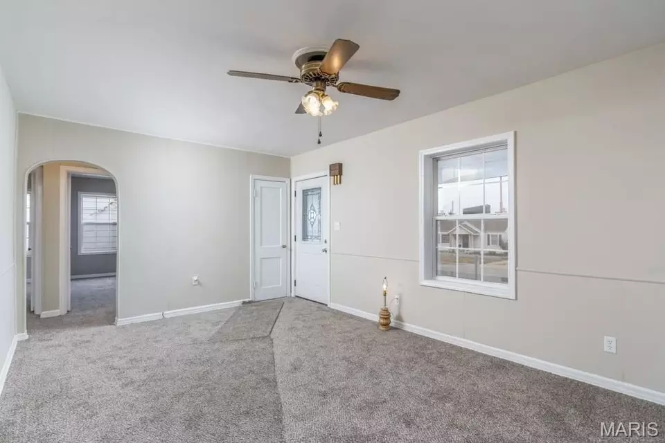 Living - 1122 Beverly Dr, Lebanon, MO 65536 photo 3 of 5