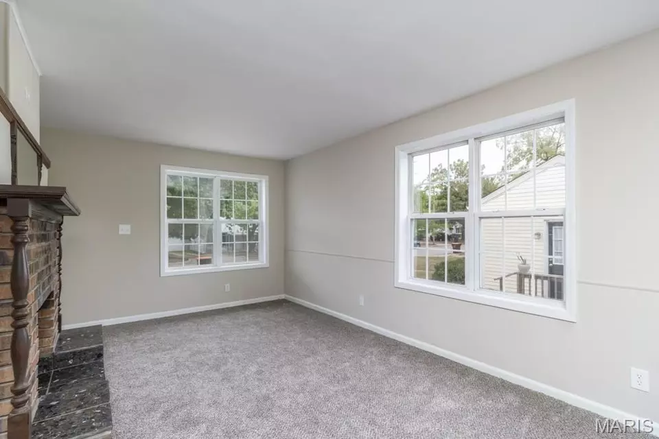 Living - 1122 Beverly Dr, Lebanon, MO 65536 photo 4 of 5
